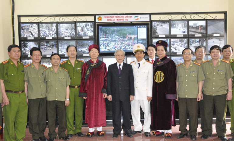 Tổng Bí thư Nguyễn Phú Trọng thăm Sở Chỉ huy bảo đảm an ninh trật tự tại Lễ Giỗ Tổ Hùng Vương năm 2014.