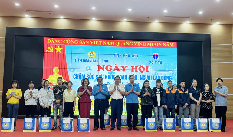 Lãnh đạo tỉnh Phú Thọ tặng quà cho người lao động có hoàn cảnh khó khăn.