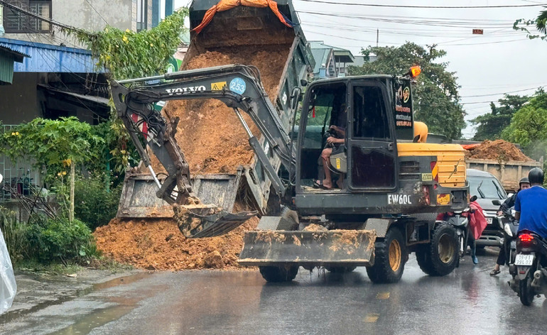 Nhiều khu vực trọng yếu của huyện Hạ Hòa được gia cố để ngăn lũ lụt.