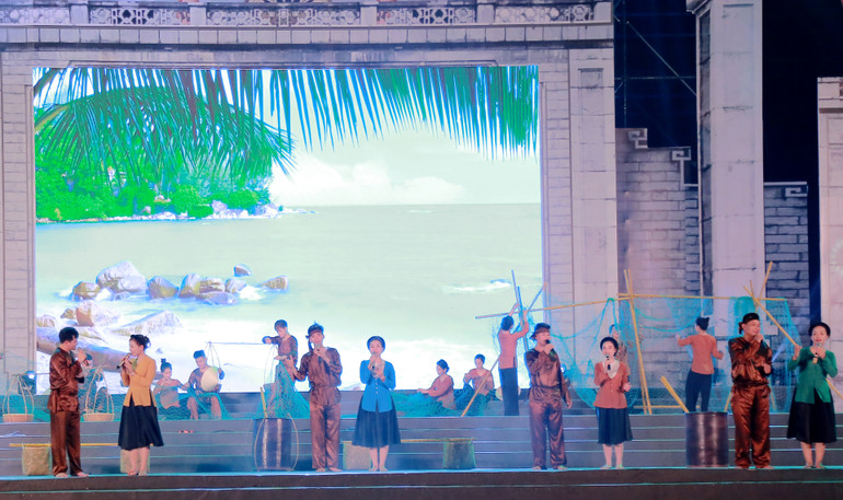 Người dân đất Tổ lần đầu được thưởng thức dân ca Ví Giặm Nghệ Tĩnh.