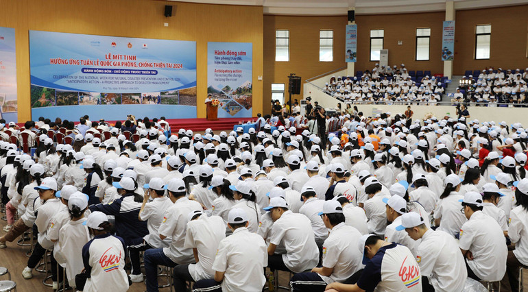 Lễ mít-tinh có sự tham gia đông đảo của học sinh Trường Trung học phổ thông Chuyên Hùng Vương, tỉnh Phú Thọ.