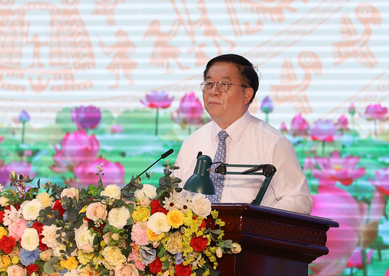 Đồng chí Nguyễn Trọng Nghĩa phát biểu ý kiến tại buổi gặp mặt.