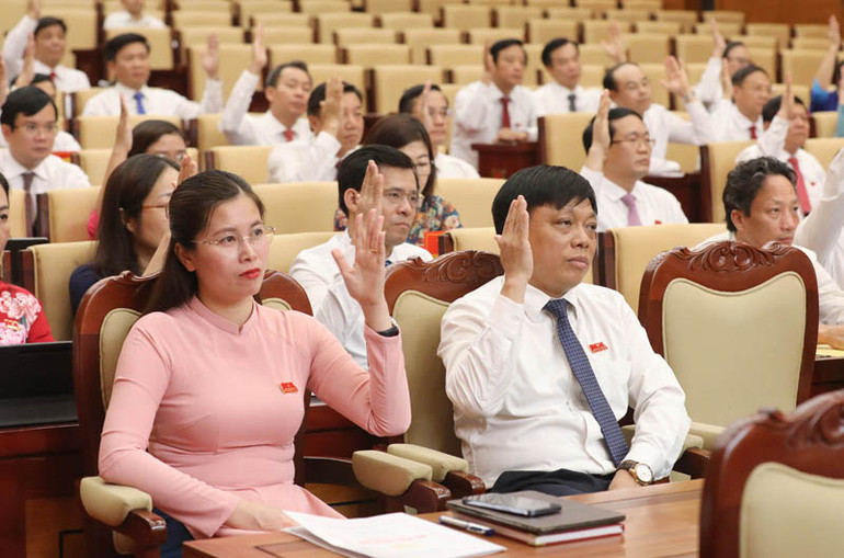 Các đại biểu thông qua Nghị quyết của kỳ họp.