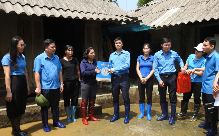 Phó Chủ tịch Tổng Liên đoàn Lao động Việt Nam Ngọ Duy Hiểu và lãnh đạo Liên đoàn Lao động tỉnh Phú Thọ trao quà cho đoàn viên công đoàn vùng lũ huyện Hạ Hòa, tỉnh Phú Thọ. Phó Chủ tịch Tổng Liên đoàn Lao động Việt Nam Ngọ Duy Hiểu và lãnh đạo Liên đoàn Lao động tỉnh Phú Thọ trao quà cho đoàn viên công đoàn vùng lũ huyện Hạ Hòa, tỉnh Phú Thọ.