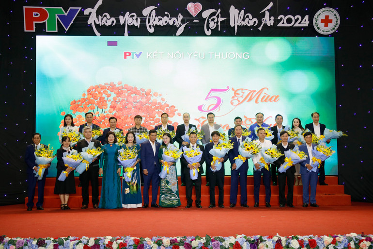 Ban tổ chức chương trình tặng hoa tri ân các nhà hảo tâm, các doanh nghiệp đã ủng hộ giúp đỡ, sẻ chia với người nghèo, người có hoàn cảnh khó khăn trên địa bàn tỉnh.