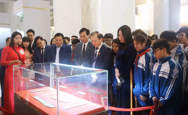 Các đại biểu, du khách và học sinh tham quan trưng bày. Các đại biểu, du khách và học sinh tham quan trưng bày.