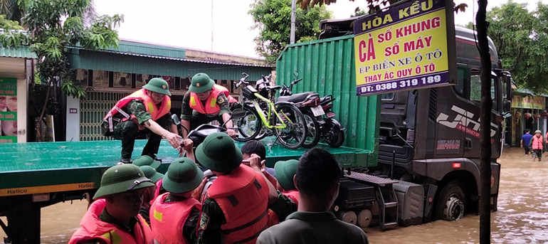 Lực lượng quân đội giúp người dân thị trấn Hạ Hòa di dời tài sản ra khỏi khu vực ngập úng.