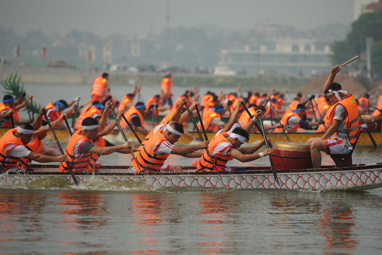 Thi bơi chải trên hồ công viên Văn Lang luôn thu hút đông đảo du khách tham dự.