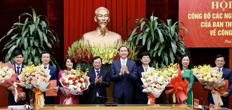 Phó Bí Thư, Chủ tịch Ủy ban nhân dân tỉnh Bùi Văn Quang và Phó Bí thư Tỉnh ủy Phùng Khánh Tài tặng hoa các đồng chí được luân chuyển, điều động. Phó Bí Thư, Chủ tịch Ủy ban nhân dân tỉnh Bùi Văn Quang và Phó Bí thư Tỉnh ủy Phùng Khánh Tài tặng hoa các đồng chí được luân chuyển, điều động.