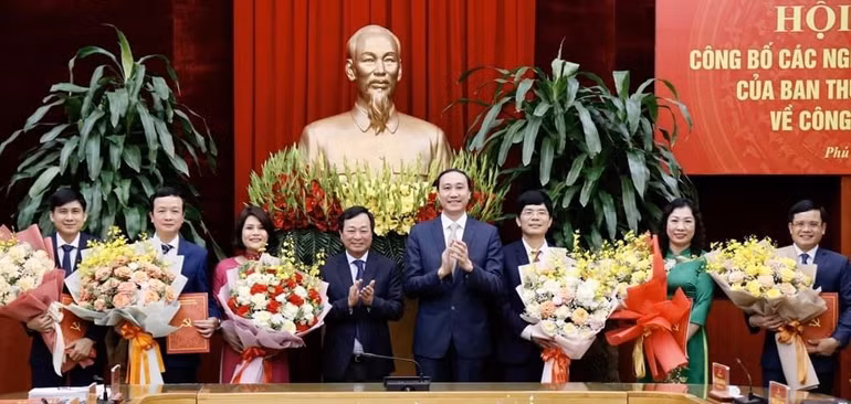 Phó Bí Thư, Chủ tịch Ủy ban nhân dân tỉnh Bùi Văn Quang và Phó Bí thư Tỉnh ủy Phùng Khánh Tài tặng hoa các đồng chí được luân chuyển, điều động. Phó Bí Thư, Chủ tịch Ủy ban nhân dân tỉnh Bùi Văn Quang và Phó Bí thư Tỉnh ủy Phùng Khánh Tài tặng hoa các đồng chí được luân chuyển, điều động.