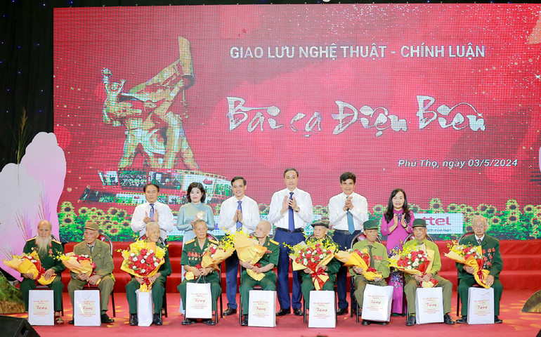 Lãnh đạo tỉnh Phú Thọ tặng quà cho các nhân chứng lịch sử đã tham gia chiến dịch Điện Biên Phủ. Lãnh đạo tỉnh Phú Thọ tặng quà cho các nhân chứng lịch sử đã tham gia chiến dịch Điện Biên Phủ.