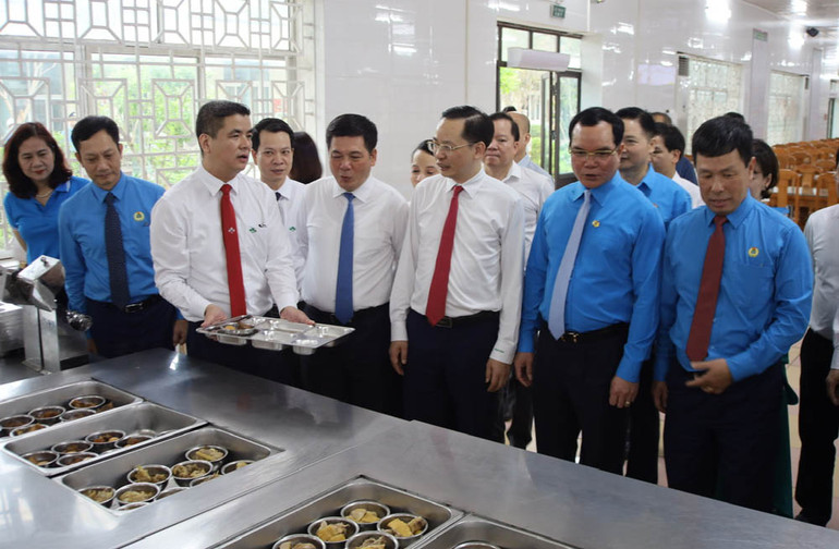 Các đại biểu tham quan bếp ăn tập thể cho công nhân Công ty Cổ phần Supe Phốt phát và Hóa chất Lâm Thao.