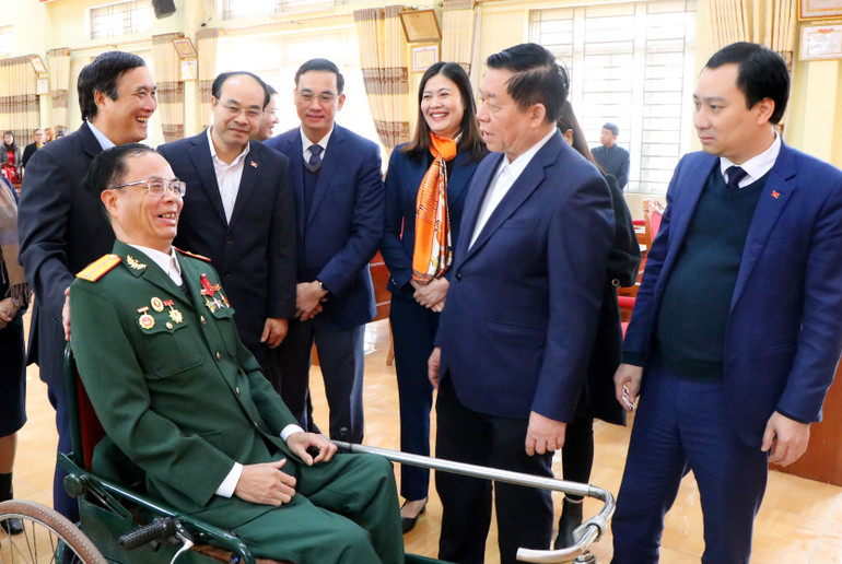 Bí thư Trung ương Đảng, Trưởng Ban Tuyên giáo Trung ương ân cần thăm hỏi các thương, bệnh binh tại Trung tâm điều dưỡng người có công tỉnh Phú Thọ.