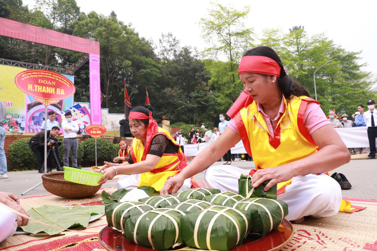 Hội thi có sự góp mặt của 13 đội đến từ 13 huyện, thành, thị trong tỉnh. Mỗi đội tham gia có 3 người và phải gói 10 bánh chưng vuông trong vòng 10 phút.