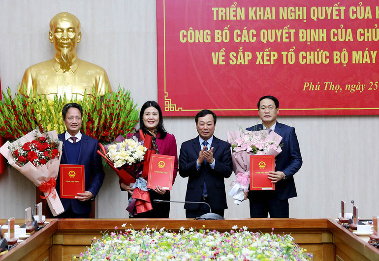 Chủ tịch Ủy ban nhân dân tỉnh Phú Thọ trao quyết định cho Giám đốc các sở nhận nhiệm vụ mới.