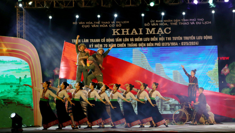 Liên khúc Phú Thọ-Điện Biên vang khúc tự hào do đội tuyên truyền lưu động tỉnh Phú Thọ biểu diễn.