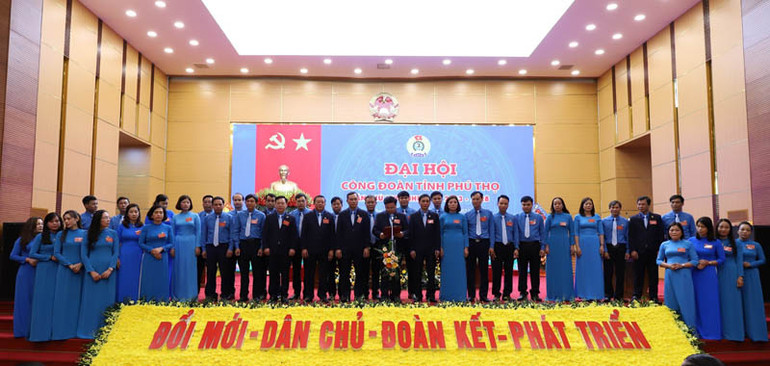 Ban Chấp hành Liên đoàn Lao động tỉnh Phú Thọ nhiệm kỳ 2023-2028 ra mắt Đại hội.