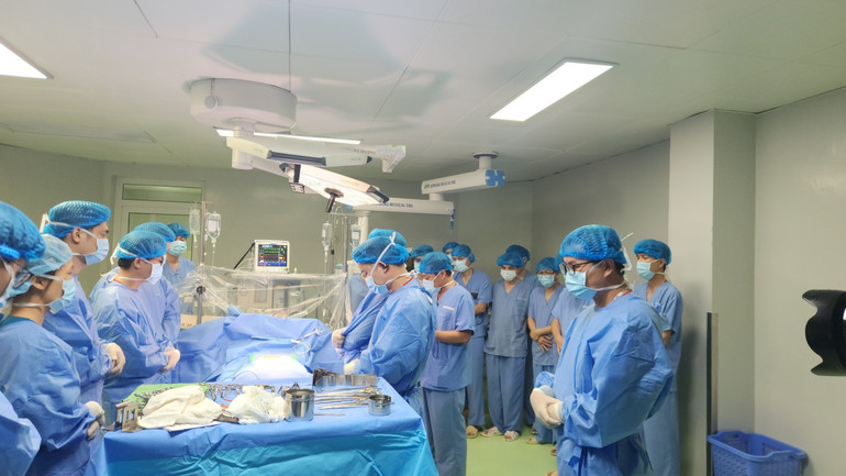 Các y, bác sĩ dành một phút mặc niệm đối với người hiến tạng.