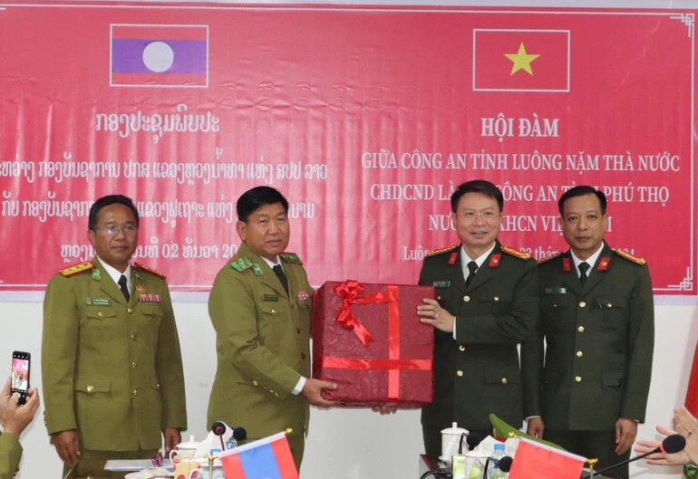 Công an tỉnh Phú Thọ tặng quà cho Công an tỉnh Luông Nặm Thà. Công an tỉnh Phú Thọ tặng quà cho Công an tỉnh Luông Nặm Thà.