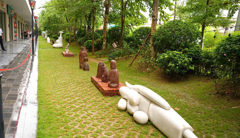 Các tác phẩm nghệ thuật của nhiều nghệ sĩ được trưng bày tại Làng nghệ thuật Việt Nam.