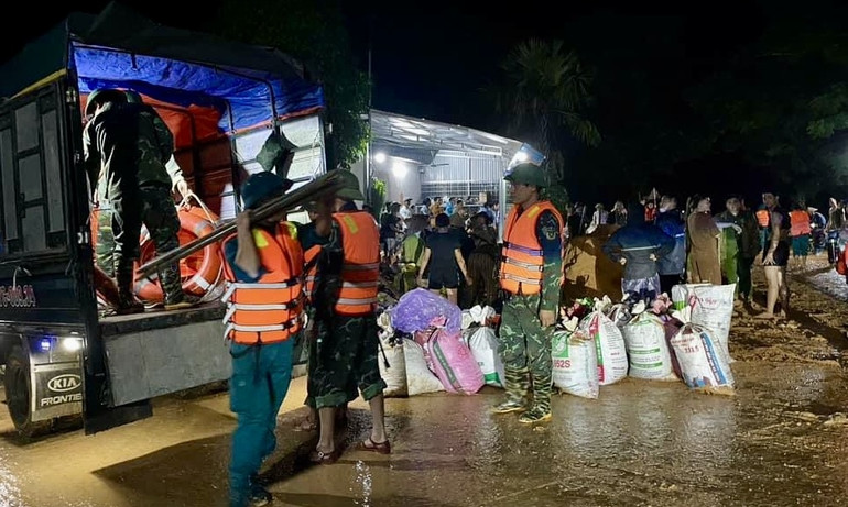 Huyện Đoan Hùng huy động hàng trăm cán bộ, chiến sĩ và người dân xã Hợp Nhất tham gia ứng cứu sự cố vỡ đê ở huyện Sơn Dương, tỉnh Tuyên Quang.