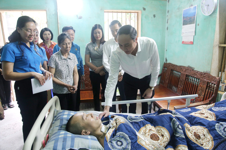 Phó Bí thư Thường trực Tỉnh ủy Phú Thọ Phùng Khánh Tài thăm hỏi, tặng quà cho đoàn viên công đoàn Lê Hồng Đức ở huyện Phù Ninh bị tai nạn lao động.