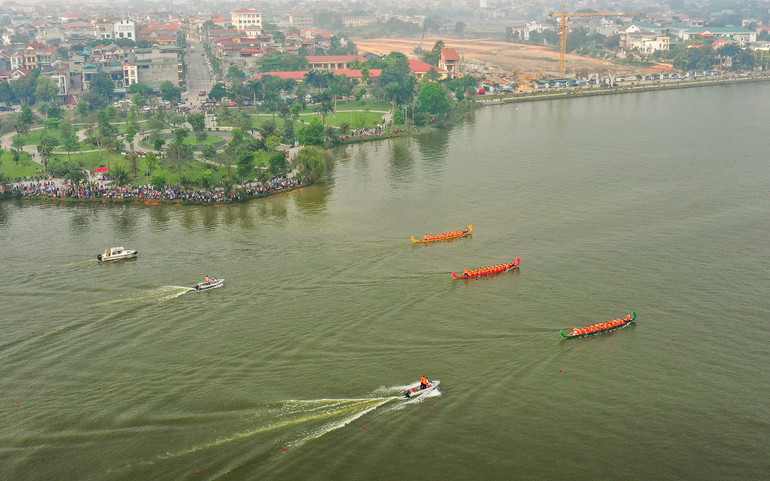 Hội thi bơi chải trên Hồ công viên Văn Lang luôn là hoạt động thu hút đông đảo du khách tham dự.