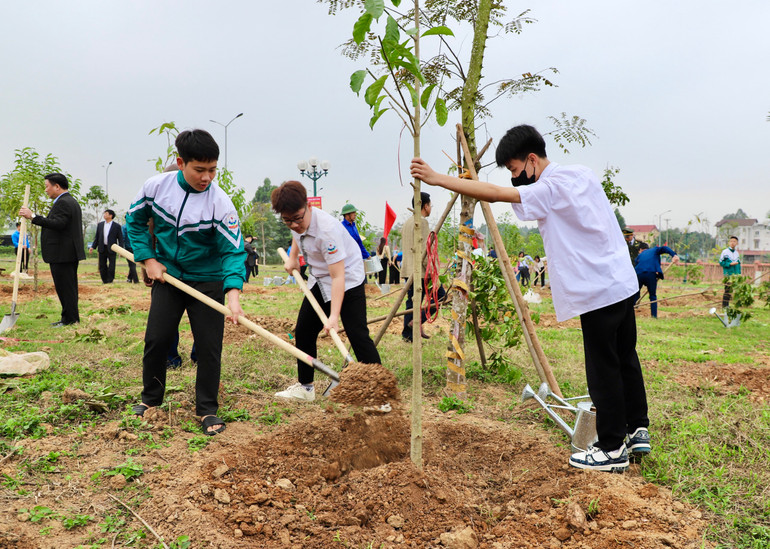 Các em học sinh trên địa bàn tỉnh trồng cây tại Khu di tích lịch sử Đền Hùng.
