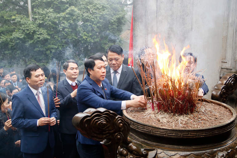 Các đại biểu làm lễ dâng hương tưởng niệm các Vua Hùng.