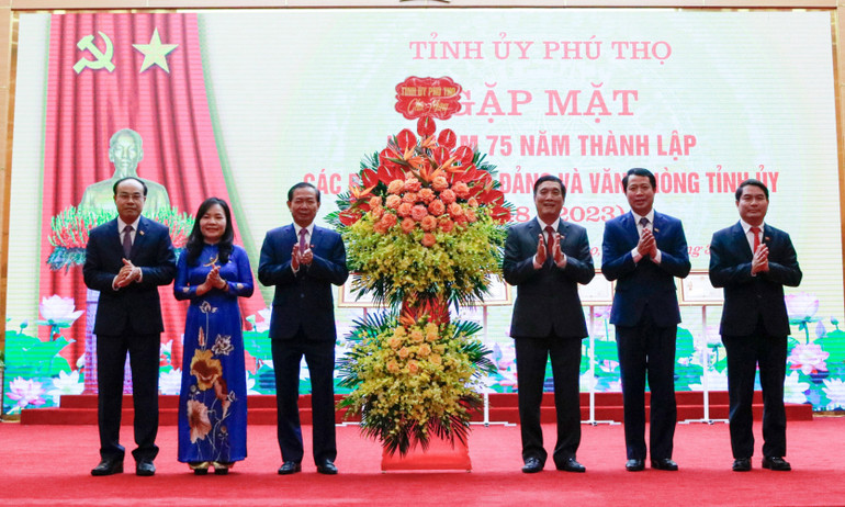 Đồng chí Bùi Minh Châu tặng hoa chúc mừng các ban xây dựng Đảng và Văn phòng Tỉnh ủy Phú Thọ.