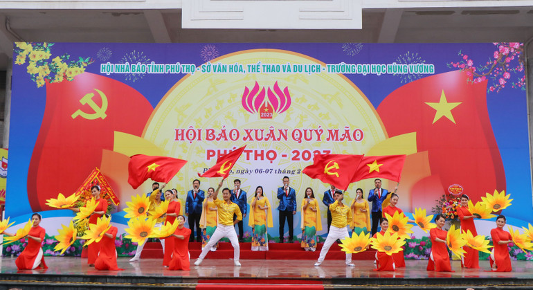 Chương trình văn nghệ đặc sắc chào mừng Hội báo Xuân.