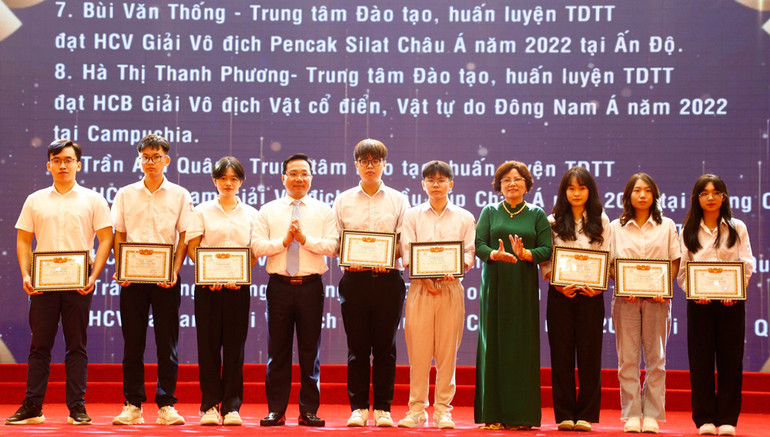 Lãnh đạo Hội khuyến học tỉnh Phú Thọ và Ngân hàng thương mại cổ phần Bưu điện Liên Việt trao thưởng cho các học sinh đoạt giải Nhất, Nhì các kỳ thi cấp Quốc gia.