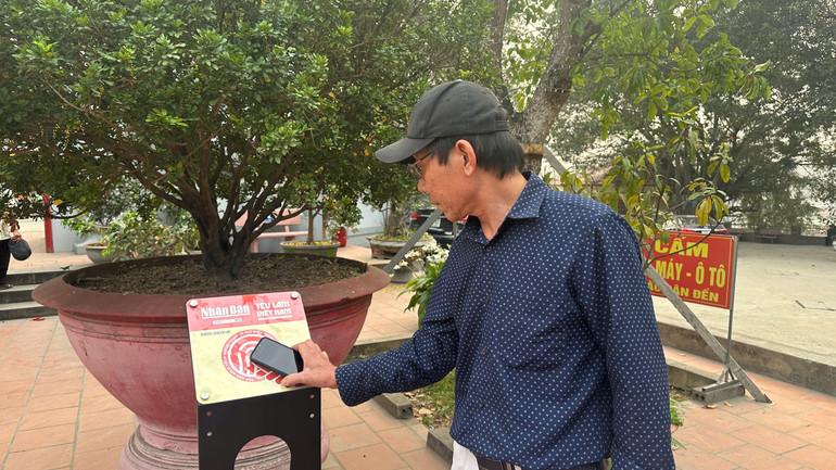 Người dân thích thú trải nghiệm tìm hiểu văn hóa qua hệ thống kết nối không dây.