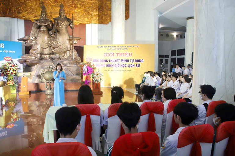 Giờ học lịch sử của học sinh Trường Trung học phổ thông Công nghiệp Việt Trì tại bảo tàng Hùng Vương.