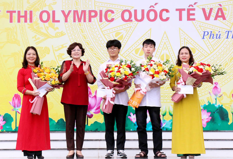 Hội khuyến học tỉnh Phú Thọ đã kịp thời biểu dương, khen thưởng cho hai học sinh đoạt huy chương.