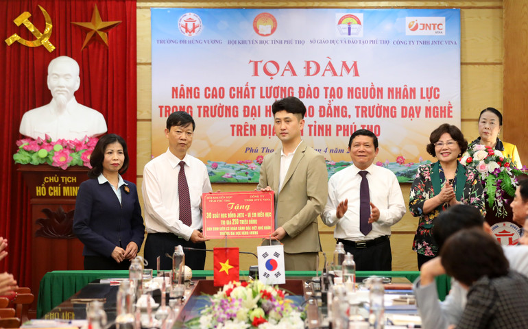 Hội khuyến học tỉnh trao học bổng cho sinh viên có hoàn cảnh khó khăn.