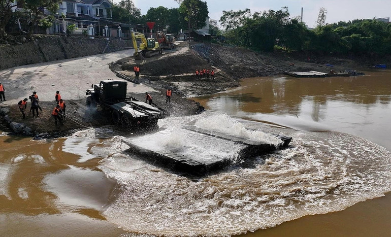 Cầu phao được hạ để tiến hành lắp đặt.