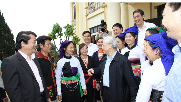 Tổng Bí thư ân cần thăm hỏi bà con các dân tộc xã Võ Miếu, huyện Thanh Sơn.