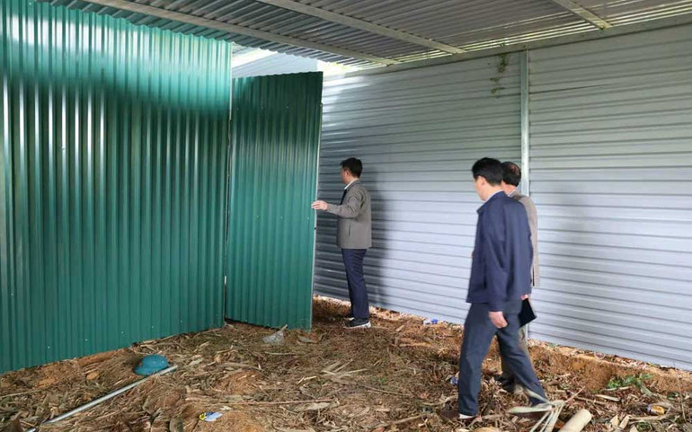 Một công trình tạm được người dân lắp đặt để chờ đền bù tại xã Yên Kiện.