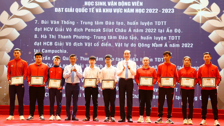 Lãnh đạo tỉnh Phú Thọ trao thưởng cho các học sinh, vận động viên đoạt giải quốc tế và khu vực.
