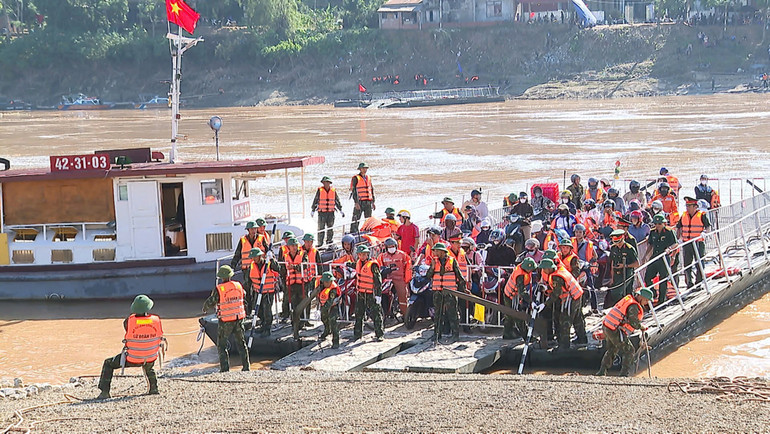 Việc đưa phà chuyên dụng vào hoạt động giúp cho người dân được đi lại thuận tiện. Việc đưa phà chuyên dụng vào hoạt động giúp cho người dân được đi lại thuận tiện.