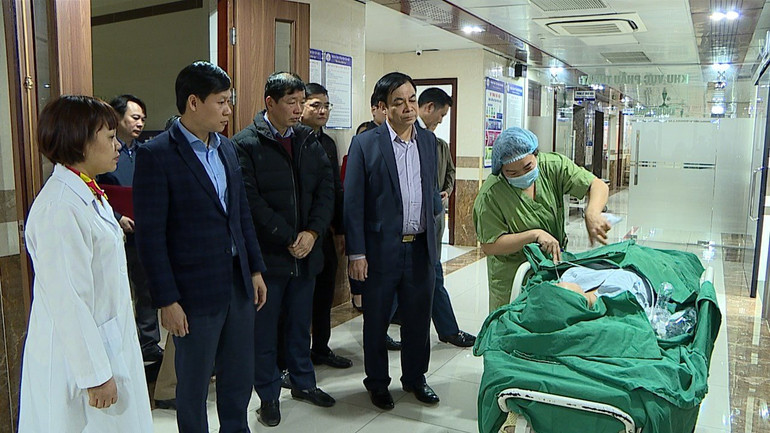 Lãnh đạo tỉnh Phú Thọ và huyện Tân Sơn thăm hỏi các nạn nhân trong vụ tai nạn.