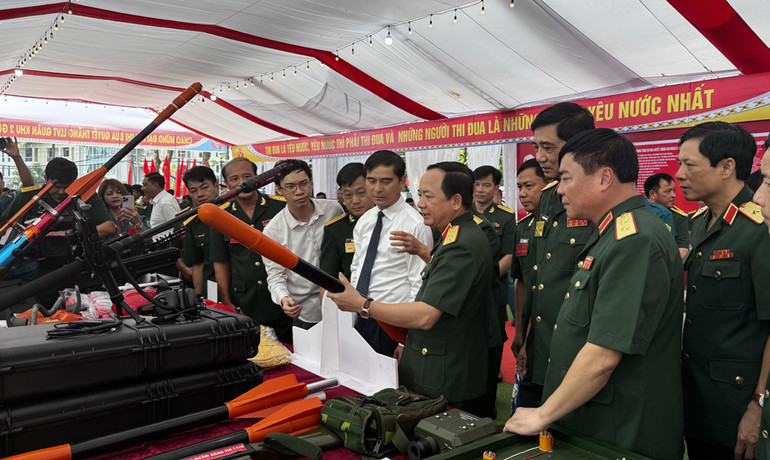 Thượng tướng Trịnh Văn Quyết và các đại biểu tham quan mô hình của lực lượng vũ trang các tỉnh trên địa bàn Quân khu.