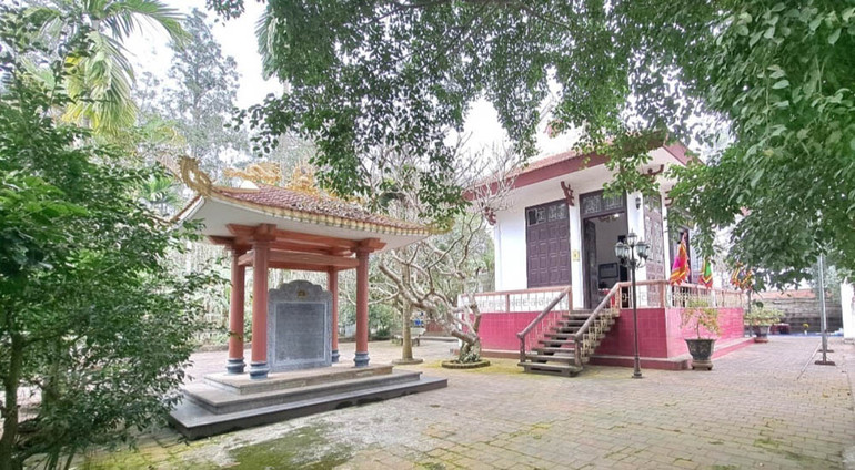 Tấm bia ghi dấu tích ngày 20/9/1972 đế quốc Mỹ ném bom xuống Khu kinh tế thanh niên khiến 45 cán bộ đội viên thanh niên xung phong hy sinh.