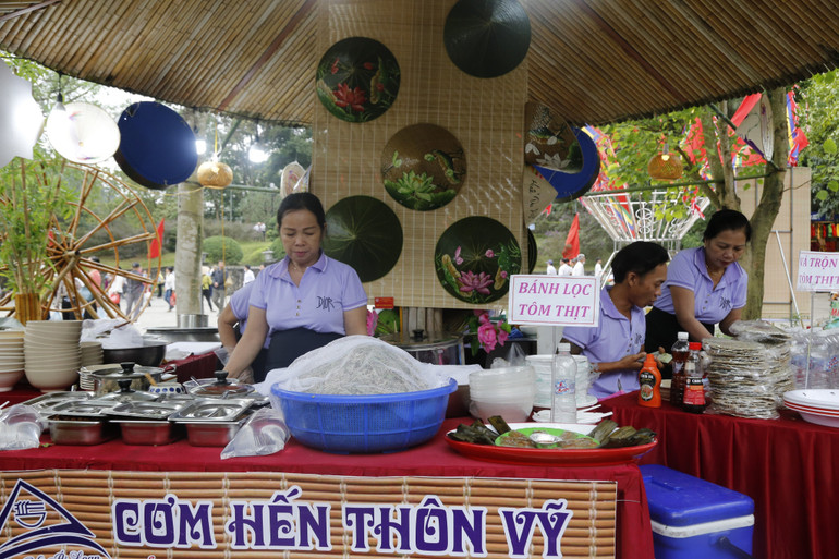 Các đầu bếp đến từ Thừa Thiên Huế giới thiệu các món ăn đặc sản của địa phương.