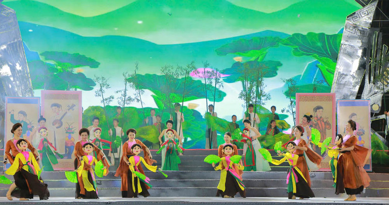 Nhiều tiết mục ca ngợi vẻ đẹp thiên nhiên và con người Phú Thọ thân thiện, mến khách.
