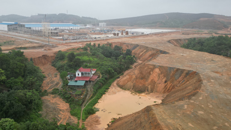 Do khó khăn trong công tác giải phóng mặt bằng nên Khu công nghiệp Cẩm Khê bị chậm tiến độ xây dựng.