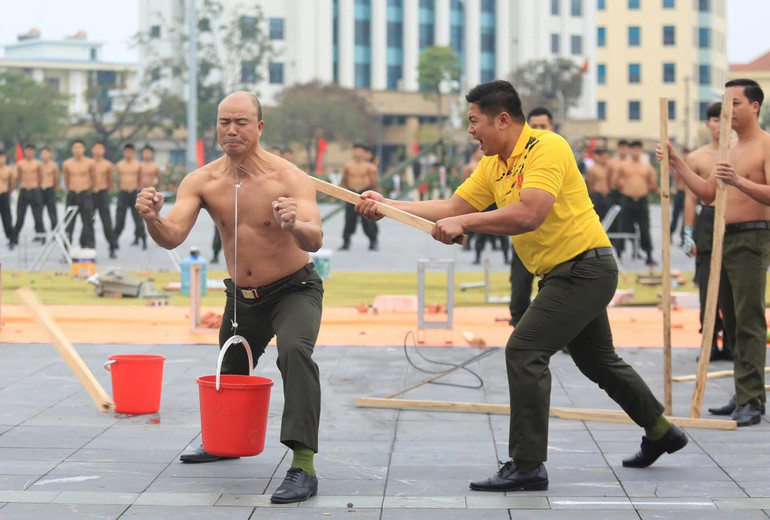 Nhiều màn biểu diễn của các đơn vị nghiệp vụ Bộ Công an đã thể hiện được sức mạnh trong công tác bảo đảm an ninh trật tự.