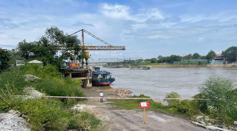 Nơi phát hiện quả bom đã được ngành chức năng căng dây, cắm biển cảnh báo. Nơi phát hiện quả bom đã được ngành chức năng căng dây, cắm biển cảnh báo.