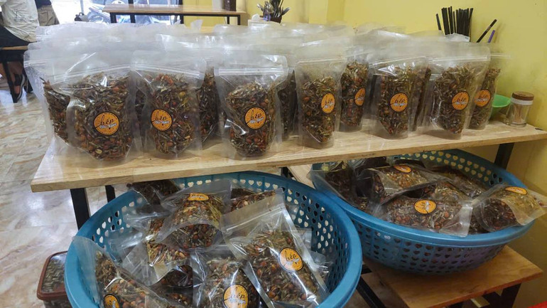 Bếp Nhà Uyên đã chế biến, đóng gói 100 phần cá cơm khô rim để kịp chuyển đi trong hôm nay 11/9.